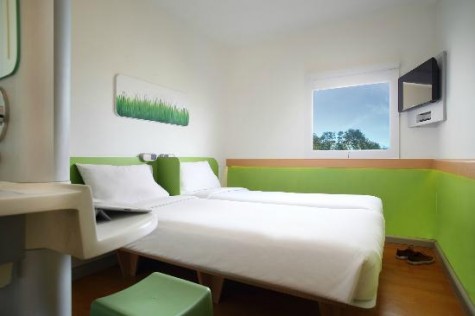 ibis-budget-surabaya twin room